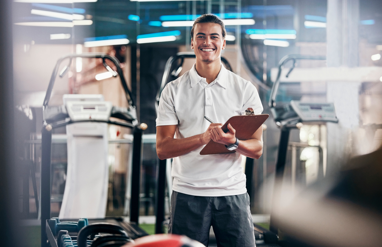 健身教練在健身房內展現自信的笑容
